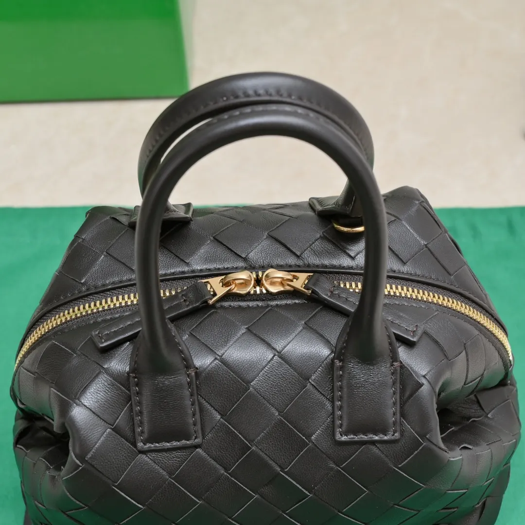Batch 1560 #Bv Small Intrecciato woven leather bowling bag with detachable crossbody strap, single interior flat pocket, zipper closure "Classic weaving craftsmanship" is an indispensable symbol of the brand🔥. The meticulous weaving craftsmanship not only makes the bucket bag show a sense of high-end, but also adds a sense of agility to it, exuding a simple and elegant beauty. It is made of soft and delicate sheepskin texture. It is light and comfortable, and reveals a sense of high-end everywhere. The color matching is refreshing and clean, and the upper body is aged~concave shape! A bowling bag that can be used for both work and leisure. Size: 20.5*15.5*10cm, model: 7460#